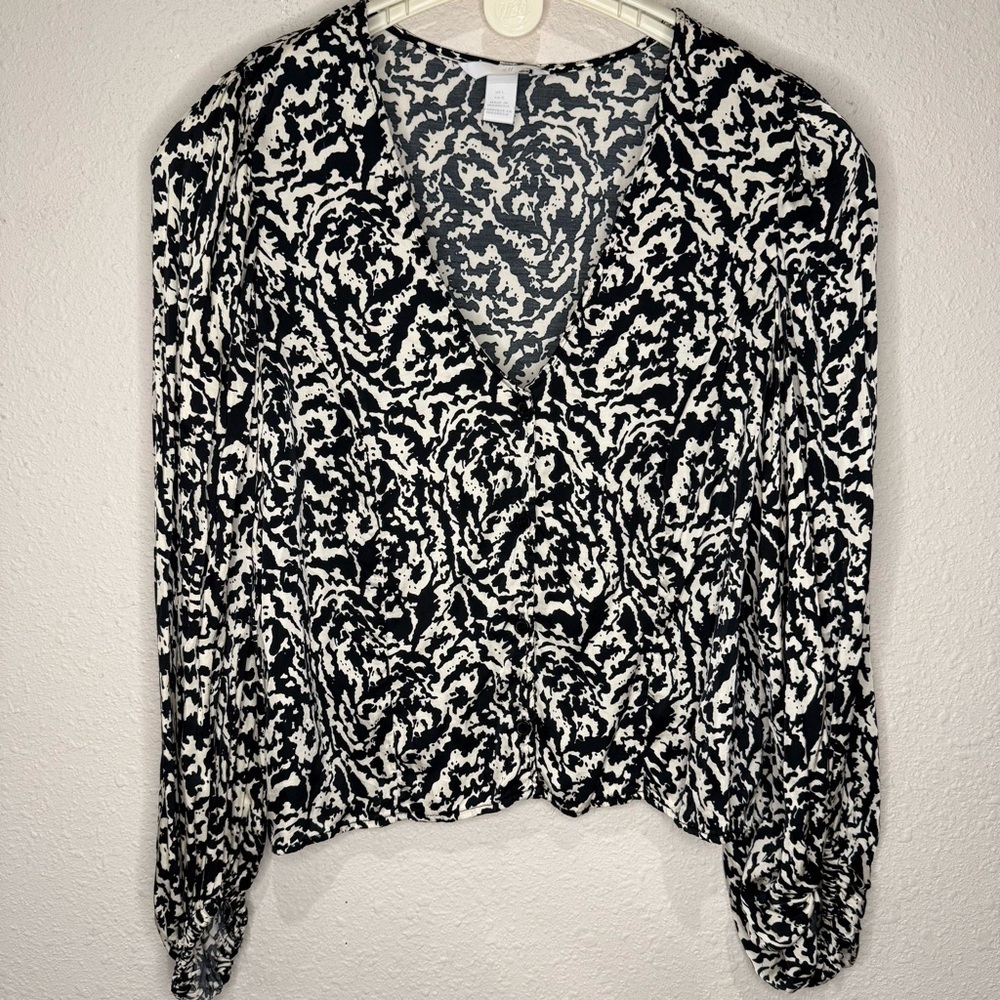 H&M Patterned Blouse Wide Long Sleeves Short Black & Cream Women’s Size Large